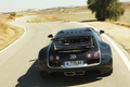Bugatti Veyron Super Sport bleu/gris face arrière travelling penché