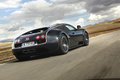 Bugatti Veyron Super Sport carbone bleu 3/4 arrière droit travelling penché