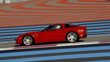 Corvette Z06 rouge profil