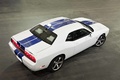 Dodge Challenger SRT-8 blanc 3/4 arrière droit penché vue de haut
