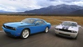 Dodge Challenger SRT-8 gris face avabt & R/T bleu 3/4 avant gauche travelling penché