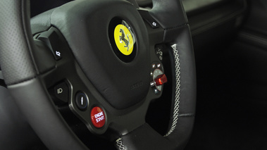 Ferrari 458 Italia noir volant