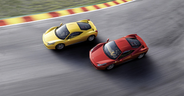 Ferrari 458 Italia rouge & jaune 3/4 avant gauche travelling vue de haut