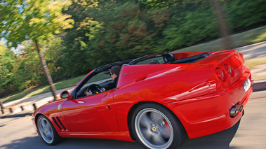 Ferrari 575 SuperAmerica rouge 3/4 arrière gauche travelling penché