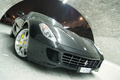 Ferrari 599 GTB Fiorano noir pont 3/4 avant droit penché