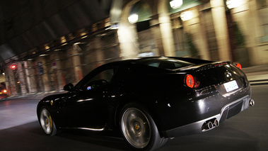 Ferrari 599 GTB Fiorano noir rue de Rivoli 3/4 arrière gauche travelling penché