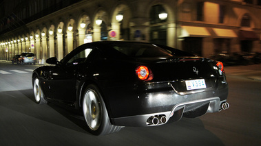Ferrari 599 GTB Fiorano noir rue de Rivoli 3/4 arrière gauche travelling