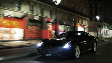 Ferrari 599 GTB Fiorano noir rue de Rivoli 3/4 avant gauche travelling 2