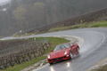 Ferrari 599 GTB Fiorano rouge vue 3/4 avant gauche sous la pluie.