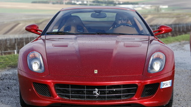 Ferrari 599 GTB Fiorano rouge vue de face.