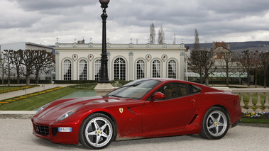 Ferrari 599 GTB Fiorano rouge vue de profil.