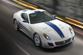 Ferrari 599 GTO blanc 3/4 avant droit travelling vue de haut