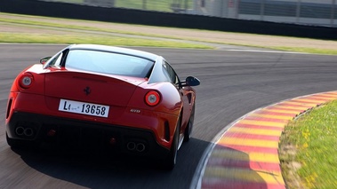 Ferrari 599 GTO - rouge/noir - 3/4 arrière droit, sur piste