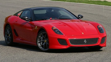 Ferrari 599 GTO - rouge/noir - 3/4 avant droit