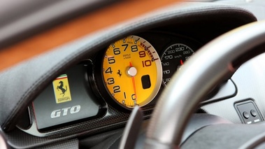 Ferrari 599 GTO - rouge/noir - compteurs