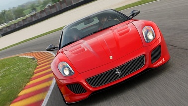 Ferrari 599 GTO - rouge/noir - face avant, penché, sur piste