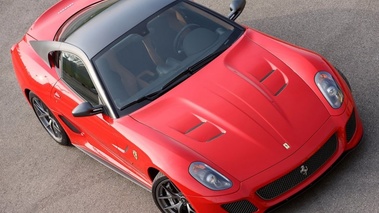 Ferrari 599 GTO - rouge/noir - vue du dessus, penché