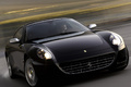 Ferrari 612 Scaglietti noir 3/4 avant droit travelling penché