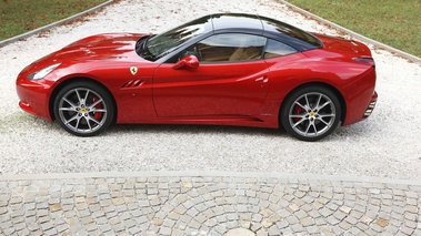 Ferrari California HELE rouge profil fermé vue de haut