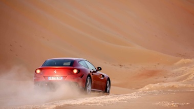 Ferrari FF rouge 3/4 arrière droit