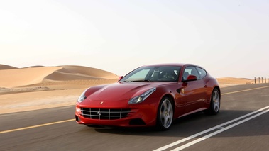 Ferrari FF rouge 3/4 avant gauche travelling