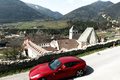 Ferrari FF rouge 3/4 avant gauche vue de haut debout