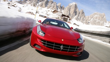 Ferrari FF rouge face avant travelling penché