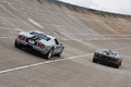 Ford GT gris & Superformance GT40 anthracite Montlhéry 3/4 arrière droit travelling