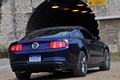 Ford Mustang GT bleu 3/4 arrière droit penché