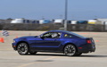 Ford Mustang GT bleu 3/4 arrière gauche filé