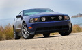 Ford Mustang GT bleu 3/4 avant droit penché 3