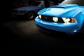 Ford Mustang GT bleu 3/4 avant gauche coupé debout