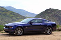 Ford Mustang GT bleu 3/4 avant gauche