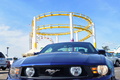 Ford Mustang GT bleu face avant debout