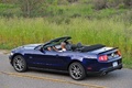 Ford Mustang GT Convertible bleu 3/4 arrière gauche vue de haut