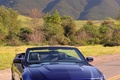 Ford Mustang GT Convertible bleu 3/4 avant droit debout