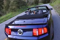 Ford Mustang GT Convertible bleu face arrière penché debout