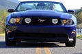 Ford Mustang GT Convertible bleu face avant debout