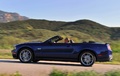 Ford Mustang GT Convertible bleu filé penché