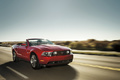 Ford Mustang GT Convertible rouge 3/4 avant droit travelling debout