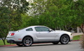 Ford Mustang GT gris 3/4 arrière droit penché