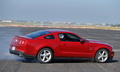 Ford Mustang GT rouge 3/4 arrière droit penché dérapage
