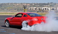 Ford Mustang GT rouge 3/4 arrière gauche burn 2