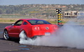 Ford Mustang GT rouge 3/4 arrière gauche burn 3