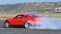 Ford Mustang GT rouge 3/4 arrière gauche burn
