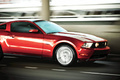 Ford Mustang GT rouge 3/4 avant droit travelling coupé