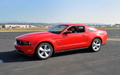 Ford Mustang GT rouge 3/4 avant gauche travelling