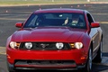 Ford Mustang GT rouge face avant debout