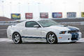 Shelby GT350 - blanc/bleu - 3/4 avant droit, dynamique