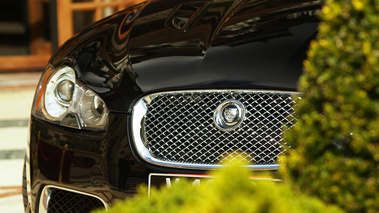 Jaguar XFR noire Détail calandre